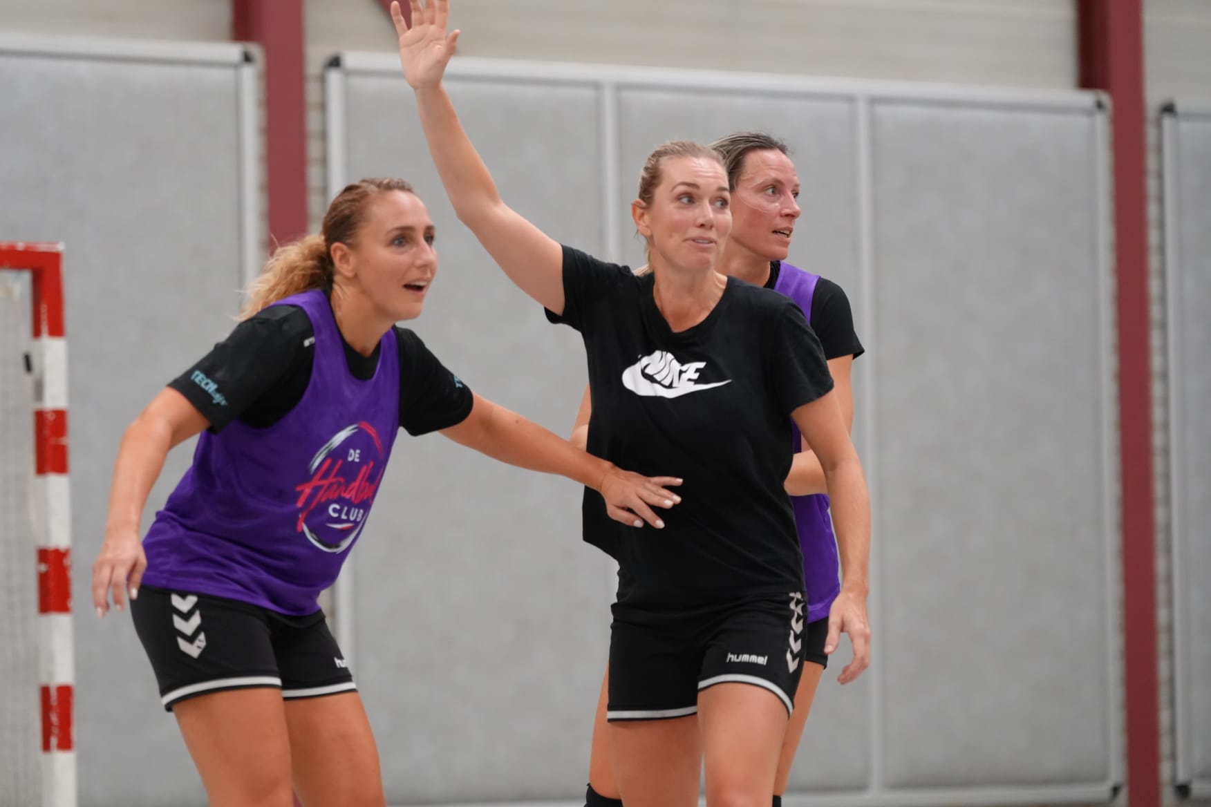 Eva en Marinda in de dekking en Mariska op de cirkel tijdens de Matchnight van de Handbalclub in Stompwijk