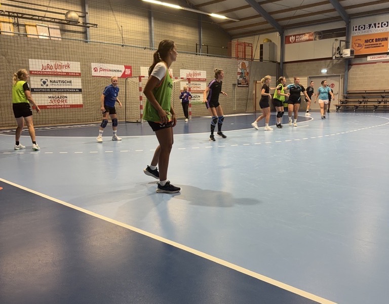 Speelsters in hesjes tijdens een Skillz & Play Night van de Handbalclub in de sporthal